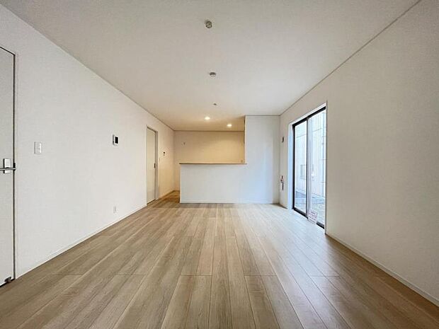 開放感のあるゆとりあるリビング。採光にもこだわった居心地の良い空間です♪