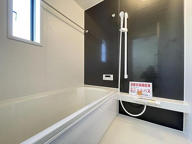 ゆったりと浸かれる1坪風呂を採用！1日の疲れを癒してくれる浴室は窓のある開放的な空間＾＾