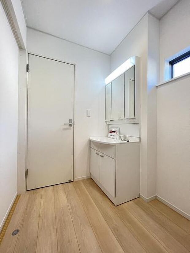 朝の準備・毎日の洗濯・帰宅後のお風呂と大活躍の洗面スペース。窓もあって風通りも良いので湿気がこもりにくい仕様＾＾