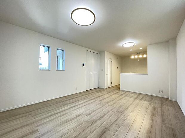 開放感のあるゆとりあるリビング。採光にもこだわった居心地の良い空間です♪