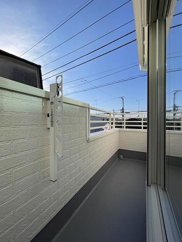 バルコニーは洗濯物や布団が干せる十分な広さです＾＾