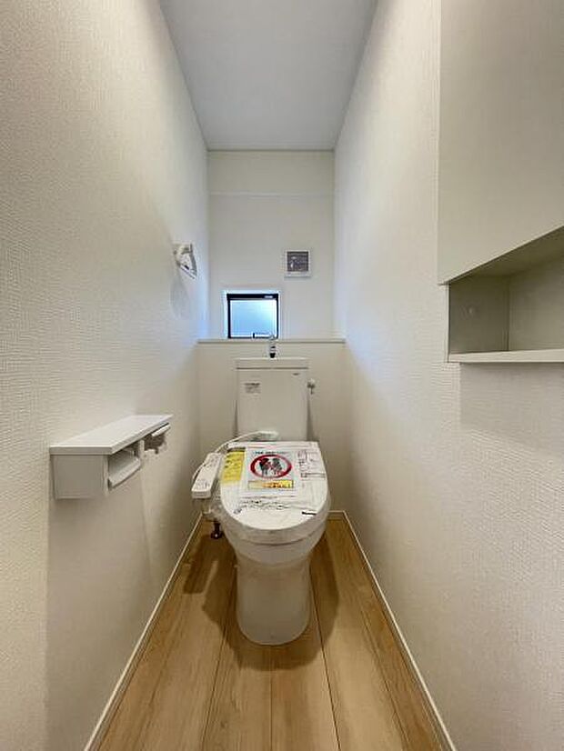 トイレットペーパーや掃除用品もスッキリ片付く収納スペース付きのトイレ!