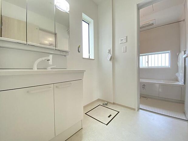 朝の準備・毎日の洗濯・帰宅後のお風呂と大活躍の洗面スペース。窓もあって風通りも良いので湿気がこもりにくい仕様＾＾
