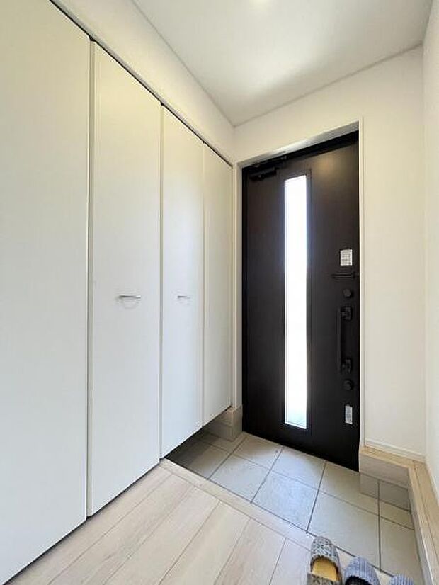 玄関を広く利用できるようシューズクローゼットを完備。ご家族みんなの靴をスッキリ収納できます!