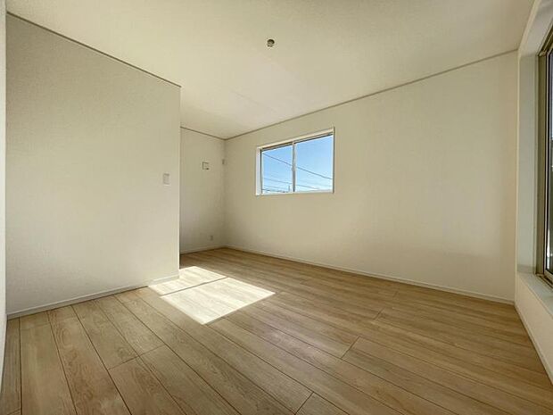 お部屋からバルコニーに出られるので洗濯物や布団などをすぐ干せ取込みも楽にできます!