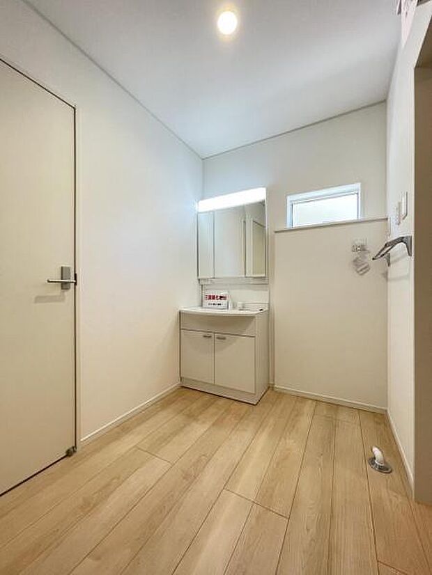 朝の準備・毎日の洗濯・帰宅後のお風呂と大活躍の洗面スペース。窓もあって風通りも良いので湿気がこもりにくい仕様^^