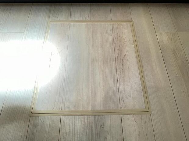 お漬物を漬けたり鍋などの季節物もしまっておける便利な床下収納!