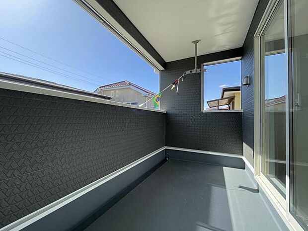 天候に左右されにくいインナーバルコニー!雨期や急な天候の変化でもひとまず安心♪家事ストレスも軽減されますね^^