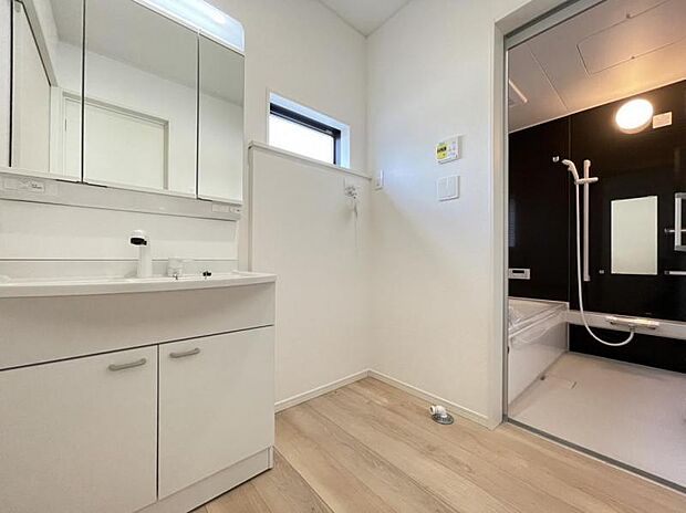 朝の準備・毎日の洗濯・帰宅後のお風呂と大活躍の洗面スペース。窓もあって風通りも良いので湿気がこもりにくい仕様^^