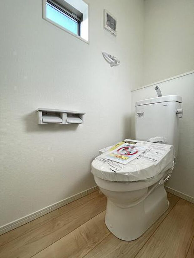 トイレットペーパーや掃除用品もスッキリ片付く収納スペース付きのトイレ!