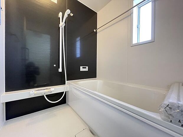 ゆったりと浸かれる1坪風呂を採用！1日の疲れを癒してくれる浴室は窓のある開放的な空間＾＾