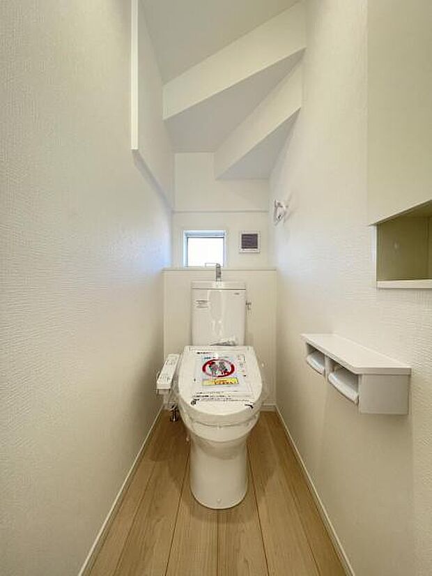 トイレットペーパーや掃除用品もスッキリ片付く収納スペース付きのトイレ！