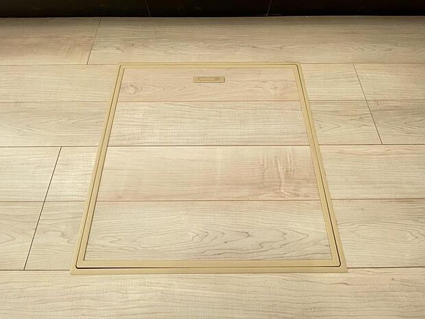 お漬物を漬けたり鍋などの季節物もしまっておける便利な床下収納！