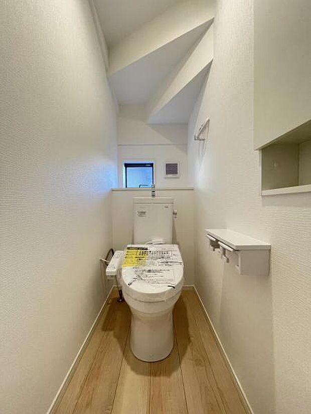 トイレットペーパーや掃除用品もスッキリ片付く収納スペース付きのトイレ！