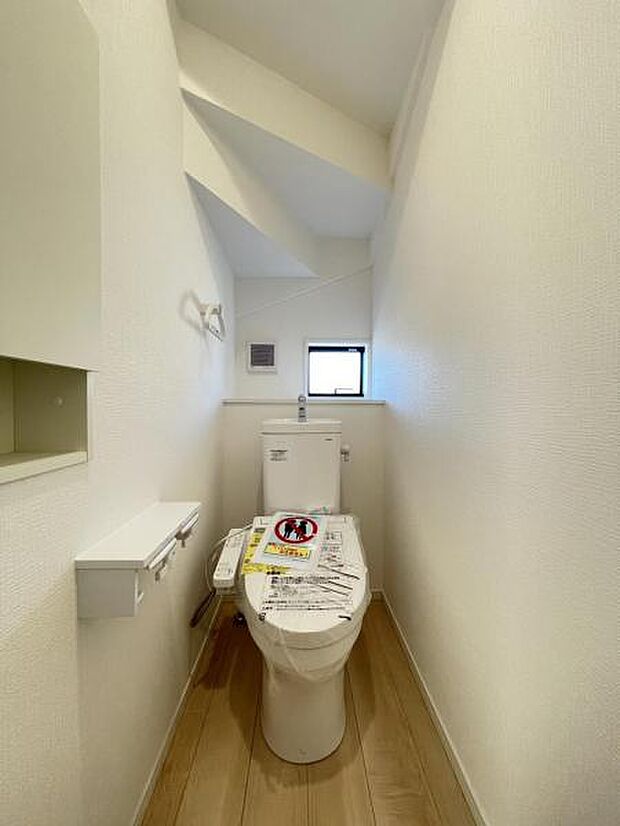トイレットペーパーや掃除用品もスッキリ片付く収納スペース付きのトイレ！