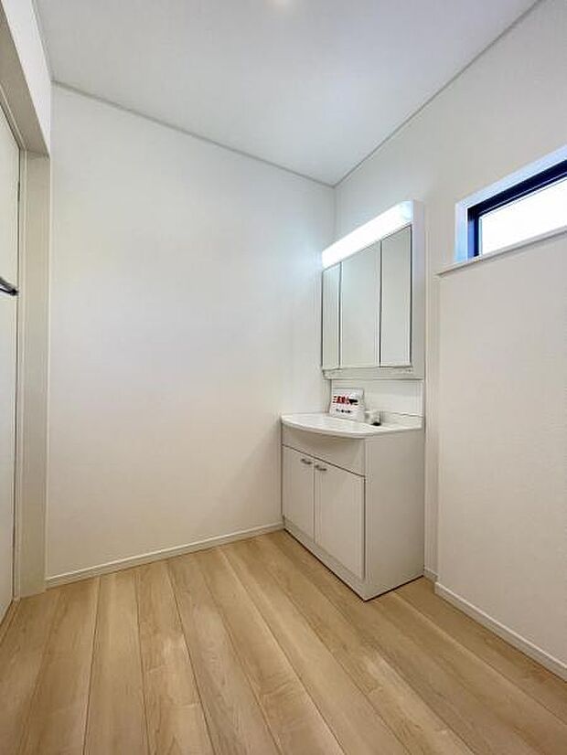 朝の準備・毎日の洗濯・帰宅後のお風呂と大活躍の洗面スペース。窓もあって風通りも良いので湿気がこもりにくい仕様＾＾