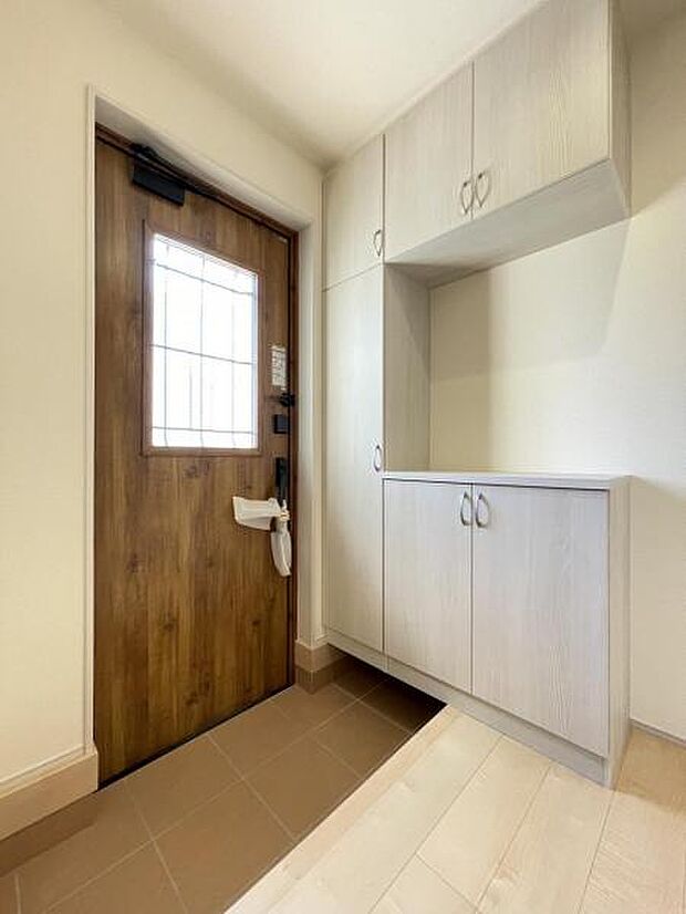 玄関を広く利用できるようシューズクローゼットを完備。ご家族みんなの靴をスッキリ収納できます！