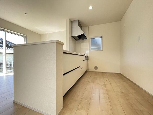 カウンター式のキッチンはリビングの様子を見ながら家事ができるので小さなお子さまがいるご家庭も安心です＾＾