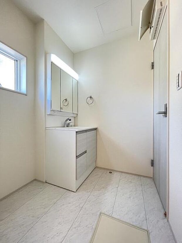 朝の準備・毎日の洗濯・帰宅後のお風呂と大活躍の洗面スペース。窓もあって風通りも良いので湿気がこもりにくい仕様＾＾