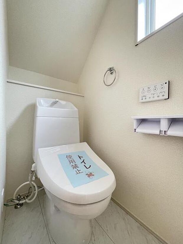 採光窓は臭い対策にもなって清潔な空間を保てます♪立ち上がりをサポートしてくれる手すりも完備！