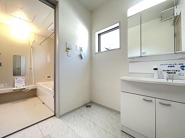 朝の準備・毎日の洗濯・帰宅後のお風呂と大活躍の洗面スペース。窓もあって風通りも良いので湿気がこもりにくい仕様^^