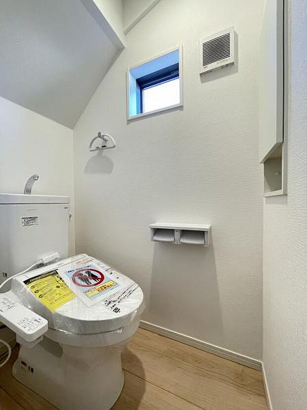 トイレットペーパーや掃除用品もスッキリ片付く収納スペース付きのトイレ！