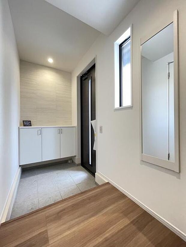 玄関を広く利用できるようシューズクローゼットを完備。ご家族みんなの靴をスッキリ収納できます！