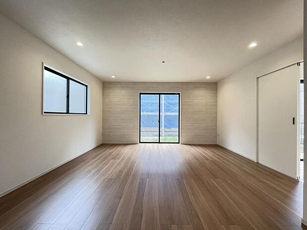 リビングは家族団らんの大切な空間です。ゆとりある広さと明るさでホッとくつろげるスペースになっています！