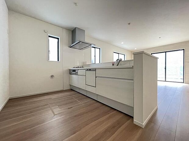 カウンター式のキッチンはリビングの様子を見ながら家事ができるので小さなお子さまがいるご家庭も安心です＾＾