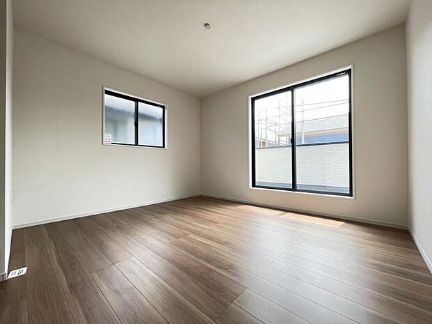 お部屋からバルコニーに出られるので洗濯物や布団などをすぐ干せ取込みも楽にできます！