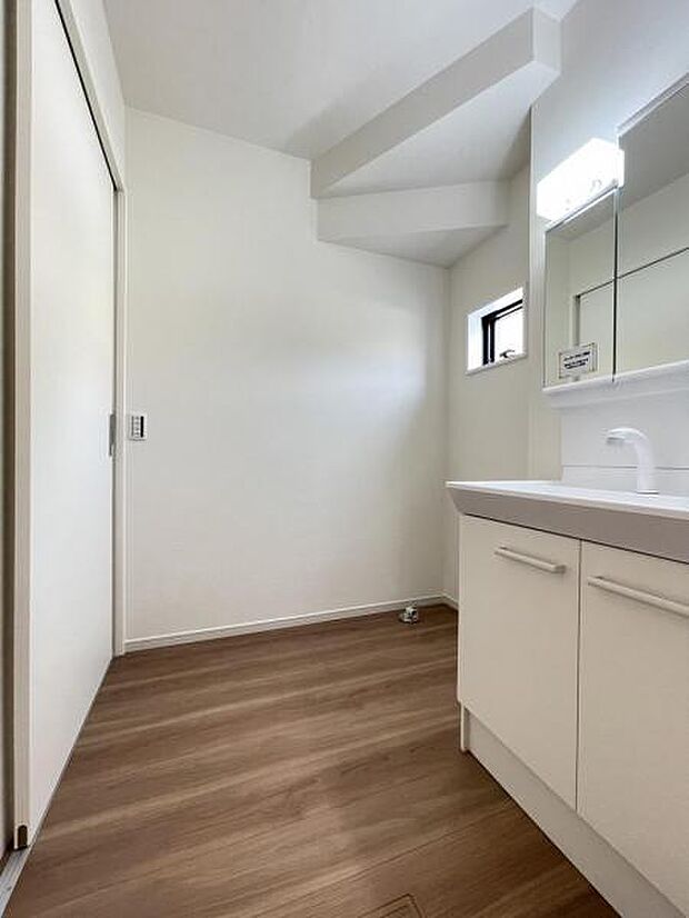 朝の準備・毎日の洗濯・帰宅後のお風呂と大活躍の洗面スペース。窓もあって風通りも良いので湿気がこもりにくい仕様＾＾