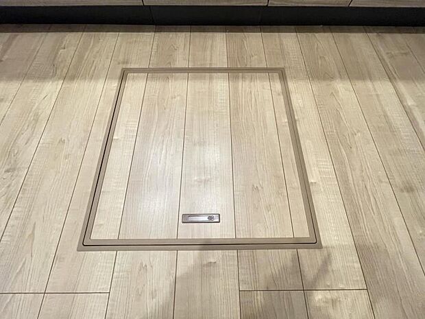 お漬物を漬けたり鍋などの季節物もしまっておける便利な床下収納！