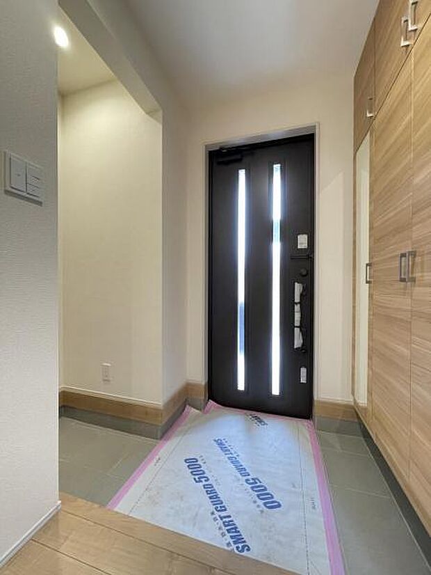 家族の靴がしまえるシューズボックス付き！土間にはベビーカーや子供の遊び道具なども収納できますよ＾＾