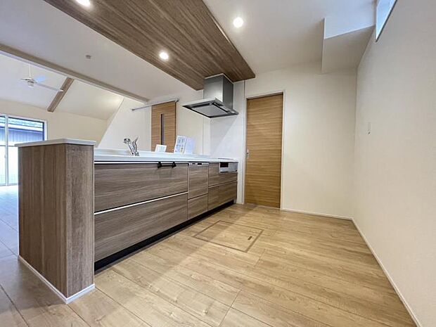 カウンター式のキッチンはリビングの様子を見ながら家事ができるので小さなお子さまがいるご家庭も安心です＾＾