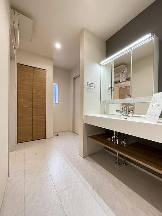 ゆとりあるカウンターはフラットで掃除も楽々！おしゃれな造作洗面です＾＾