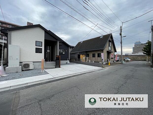 西側約5.5ｍ幅員の公道です＾＾