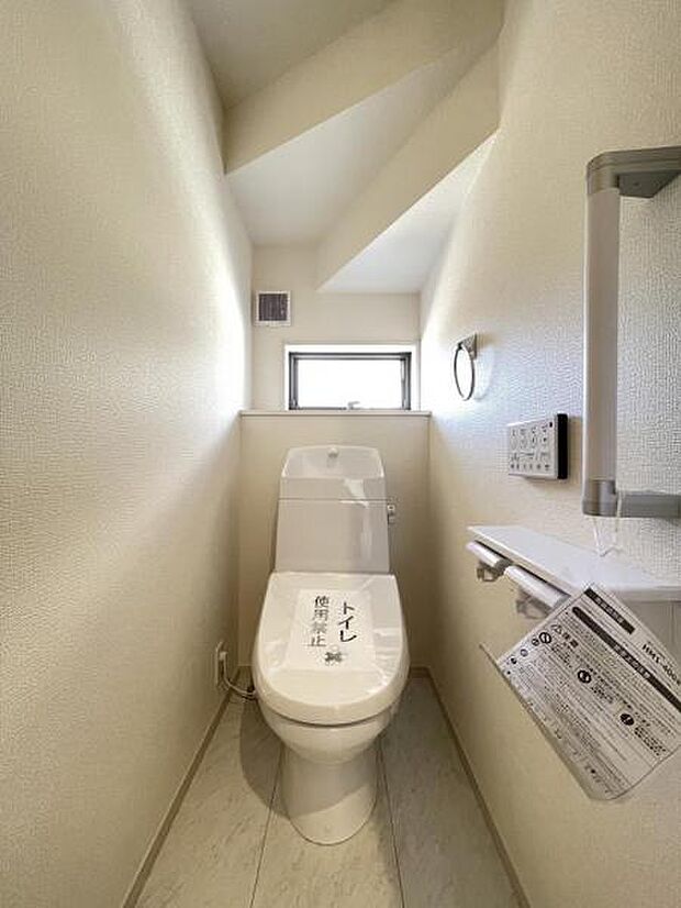 採光窓は臭い対策にもなって清潔な空間を保てます♪立ち上がりをサポートしてくれる手すりも完備!