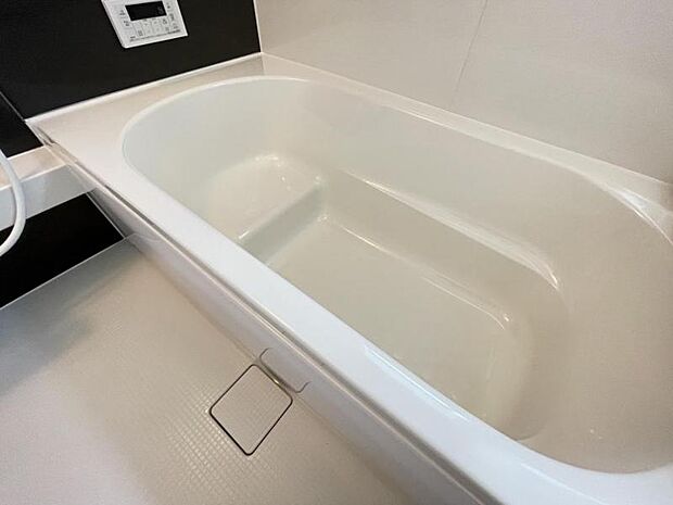 ゆったりと浸かれる1坪風呂を採用!1日の疲れを癒してくれる浴室は窓のある開放的な空間^^