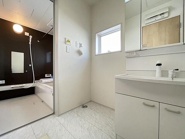 朝の準備・毎日の洗濯・帰宅後のお風呂と大活躍の洗面スペース。窓もあって風通りも良いので湿気がこもりにくい仕様^^