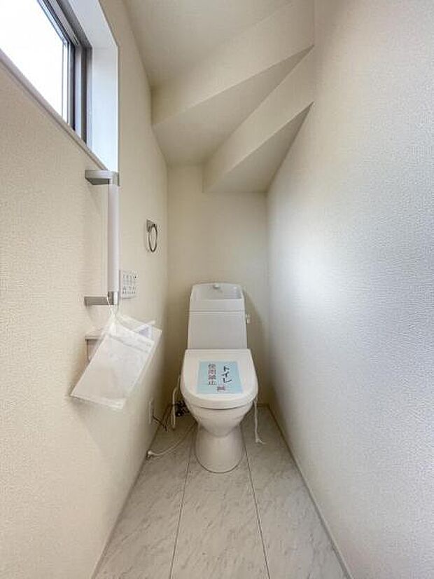 採光窓は臭い対策にもなって清潔な空間を保てます♪立ち上がりをサポートしてくれる手すりも完備!