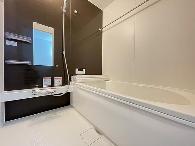 ゆったりと浸かれる1坪風呂を採用！1日の疲れを癒してくれる浴室は窓のある開放的な空間＾＾