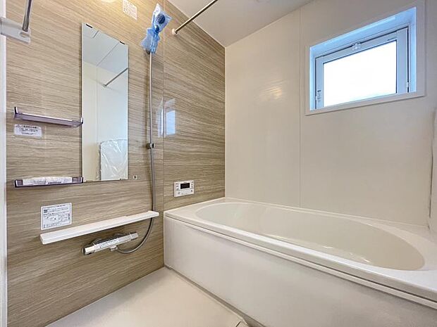 ゆったりと浸かれる1坪風呂を採用！1日の疲れを癒してくれる浴室は窓のある開放的な空間＾＾