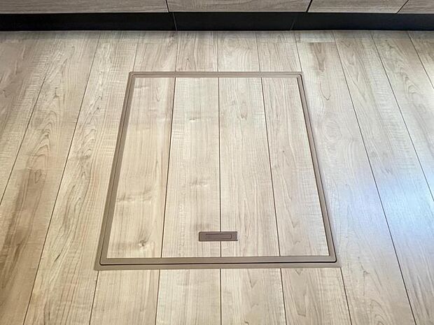 お漬物を漬けたり鍋などの季節物もしまっておける便利な床下収納!