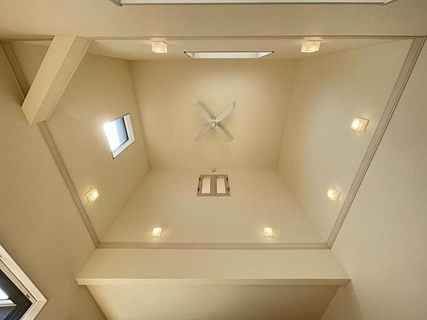 リビング上部は吹抜になっており明るく開放的です♪