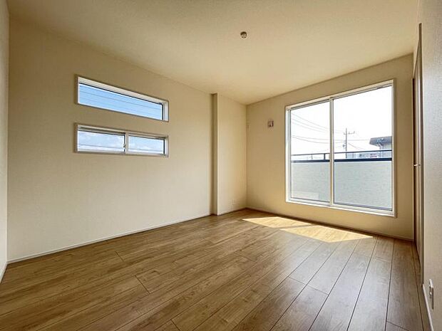 お部屋からバルコニーに出られるので洗濯物や布団などをすぐ干せ取込みも楽にできます!