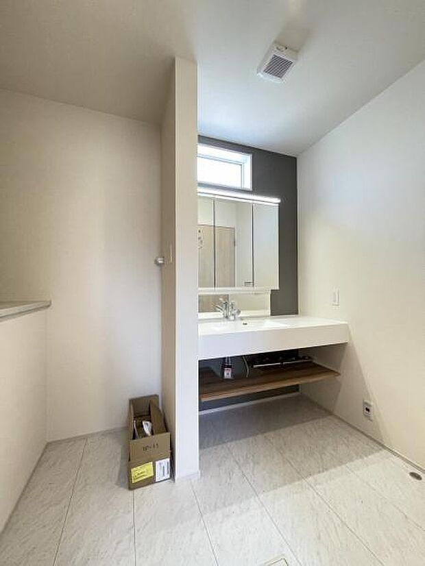 ゆとりあるカウンターはフラットで掃除も楽々！おしゃれな造作洗面です＾＾