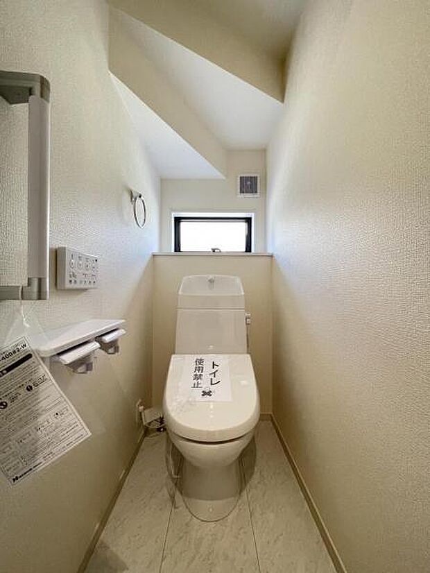 採光窓は臭い対策にもなって清潔な空間を保てます♪立ち上がりをサポートしてくれる手すりも完備！
