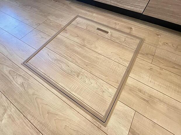 お漬物を漬けたり鍋などの季節物もしまっておける便利な床下収納！