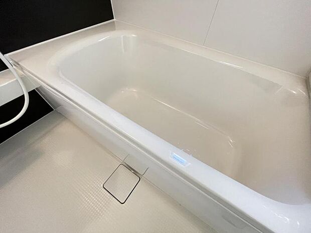 ゆったりと浸かれる1坪風呂を採用！1日の疲れを癒してくれる浴室は窓のある開放的な空間＾＾