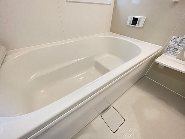 ゆったりと浸かれる1坪風呂を採用！1日の疲れを癒してくれる浴室は窓のある開放的な空間＾＾